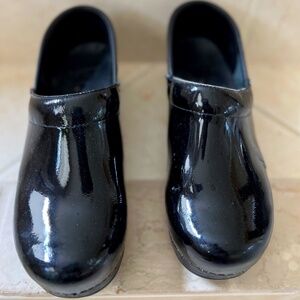 Dansko Black Patent Professional Clog size 39 (8)